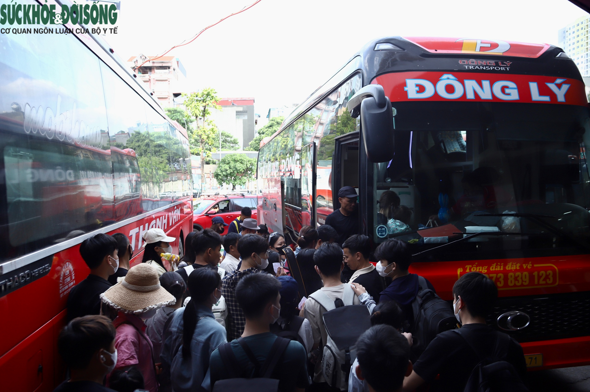 Bến xe Hà Nội đông nghịt khách trước kỳ nghỉ lễ 30/4- Ảnh 13.