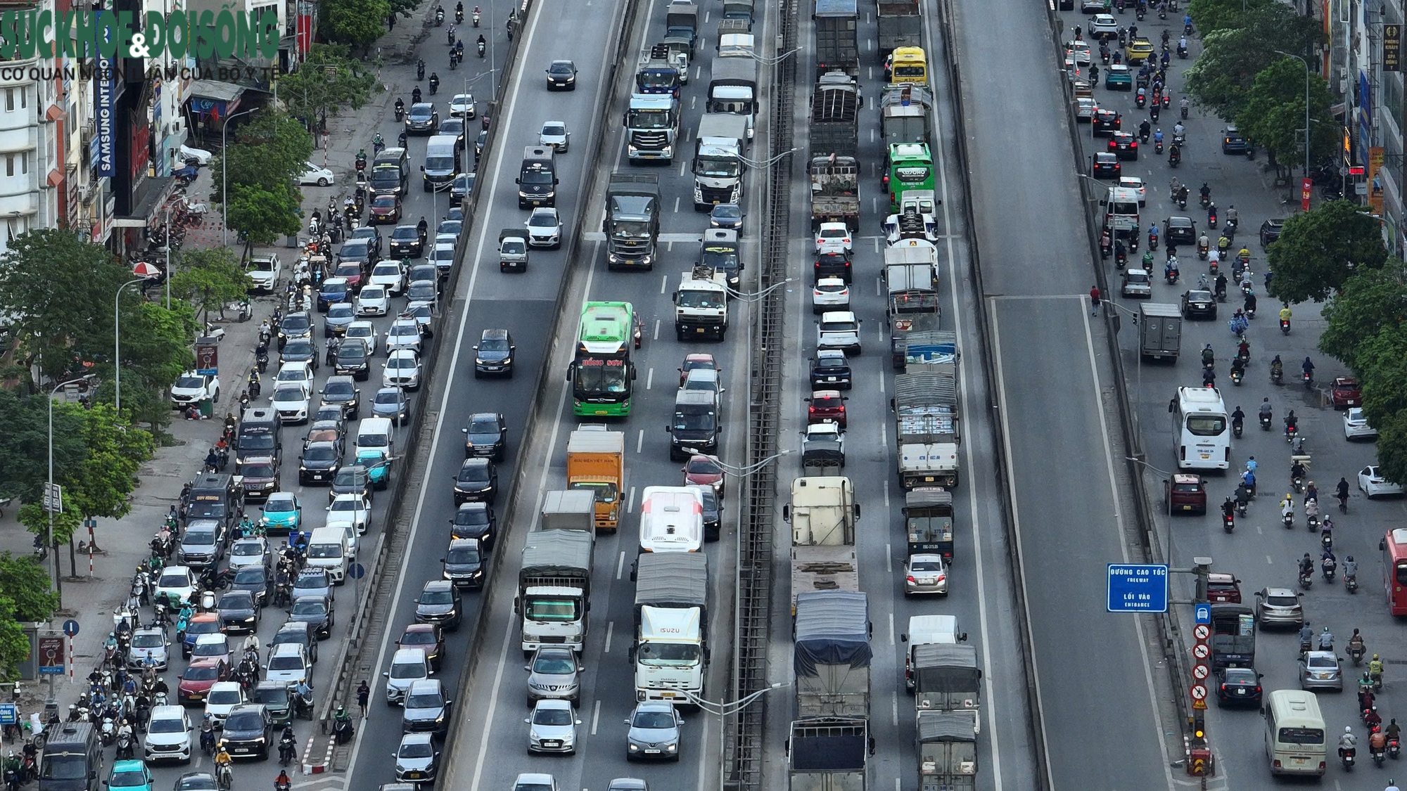 Dòng người ùn ùn rời Thủ đô nghỉ lễ 30/4, cửa ngõ và vành đai ken đặc phương tiện- Ảnh 4.