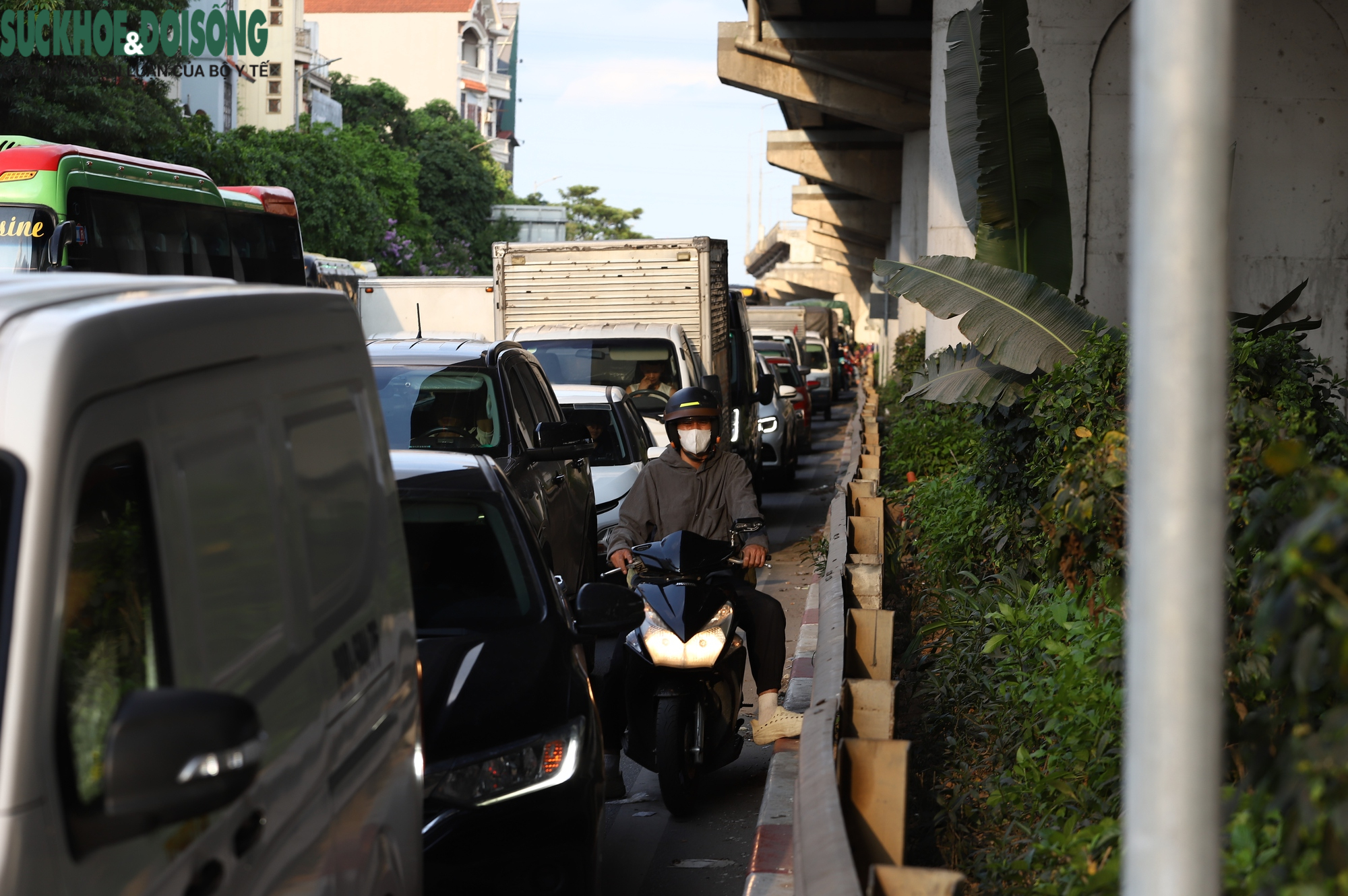 Dòng người ùn ùn rời Thủ đô nghỉ lễ 30/4, cửa ngõ và vành đai ken đặc phương tiện- Ảnh 6.