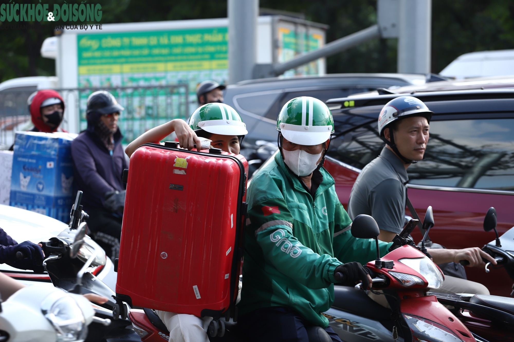 Dòng người ùn ùn rời Thủ đô nghỉ lễ 30/4, cửa ngõ và vành đai ken đặc phương tiện- Ảnh 7.