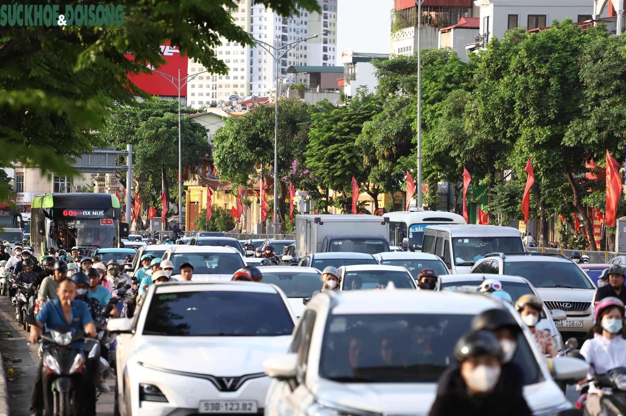 Dòng người ùn ùn rời Thủ đô nghỉ lễ 30/4, cửa ngõ và vành đai ken đặc phương tiện- Ảnh 8.