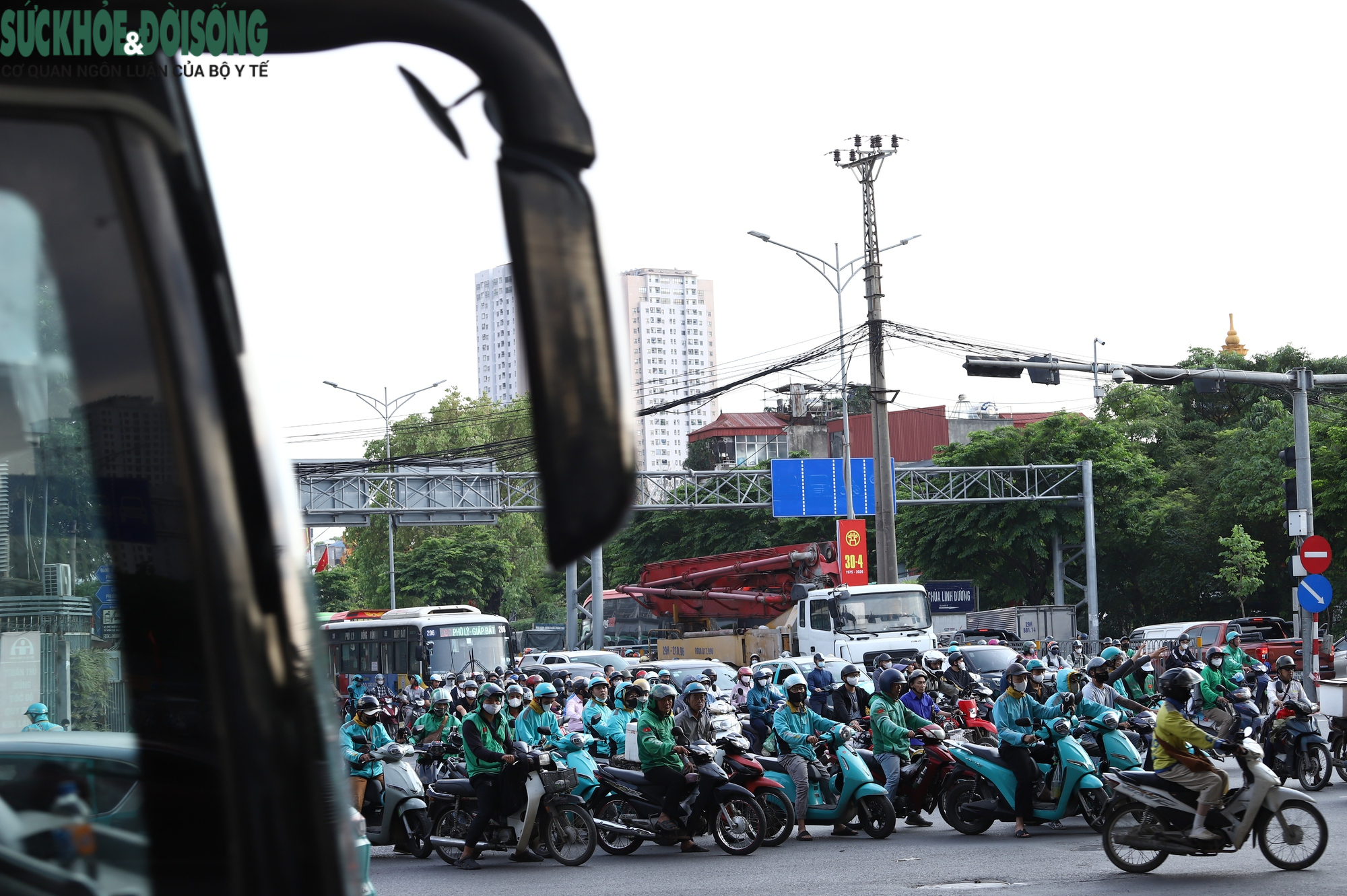 Dòng người ùn ùn rời Thủ đô nghỉ lễ 30/4, cửa ngõ và vành đai ken đặc phương tiện- Ảnh 9.