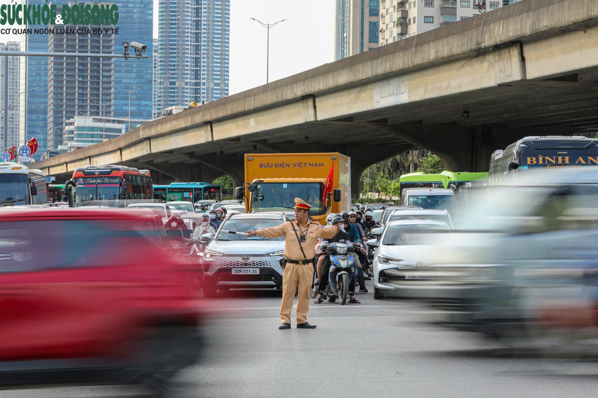 Dòng người ùn ùn rời Thủ đô nghỉ lễ 30/4, cửa ngõ và vành đai ken đặc phương tiện- Ảnh 10.