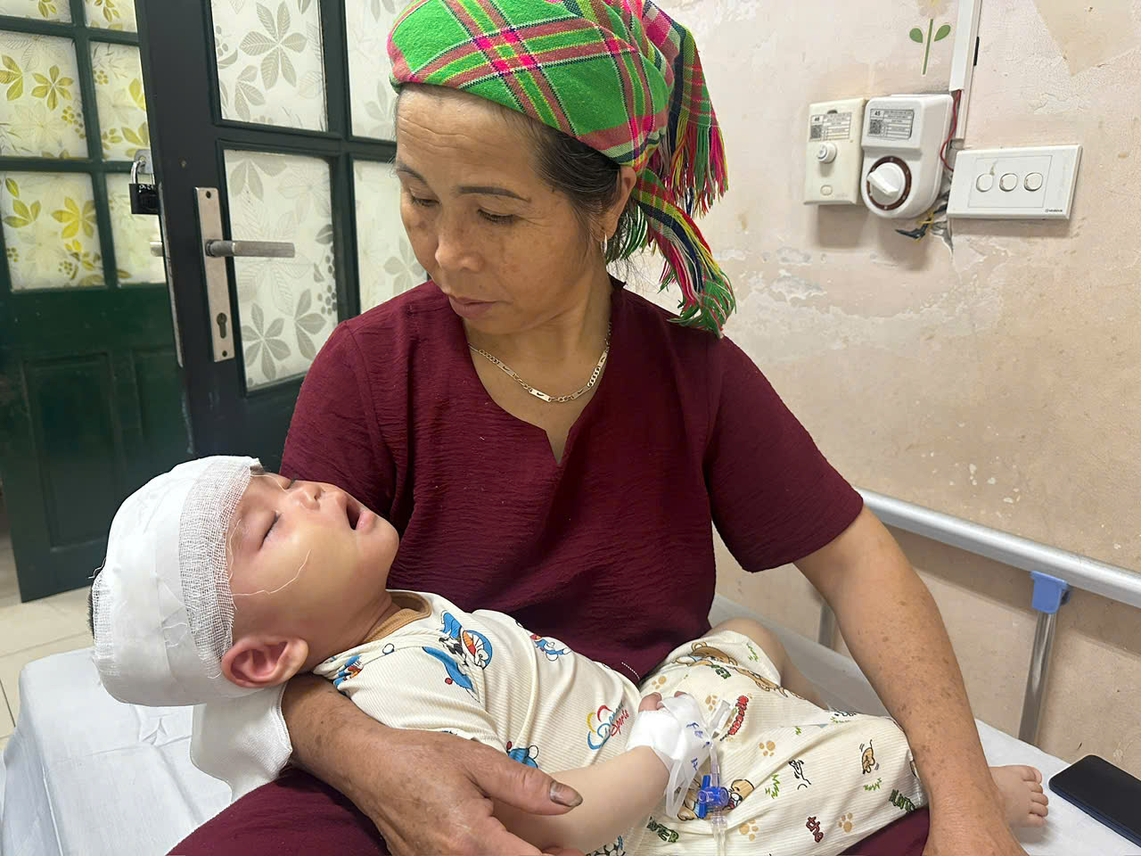Bé trai 1 tuổi nguy kịch sau tai nạn, gia đình nghèo khẩn cầu sự giúp đỡ- Ảnh 2.
