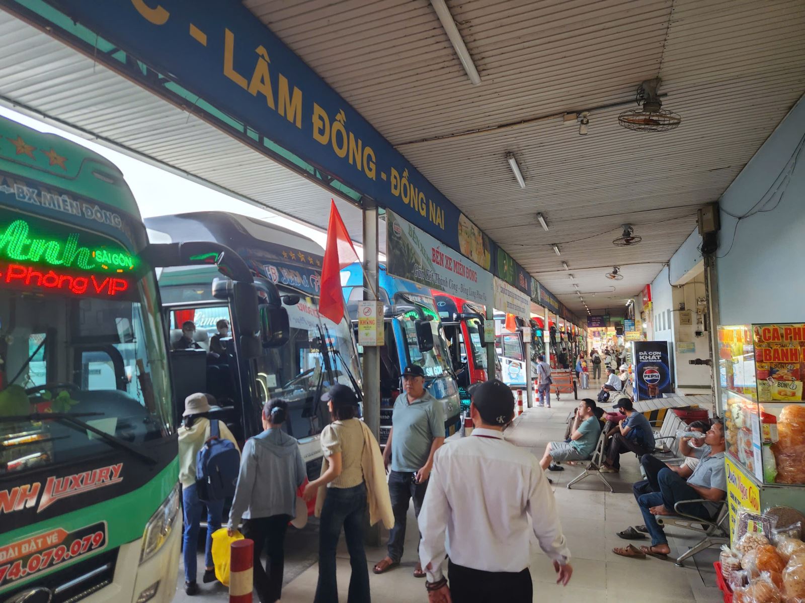 Giao thông cửa ngõ tăng nhiệt, sân bay Tân Sơn Nhất chạm ngưỡng cao điểm chiều 29/4- Ảnh 8.