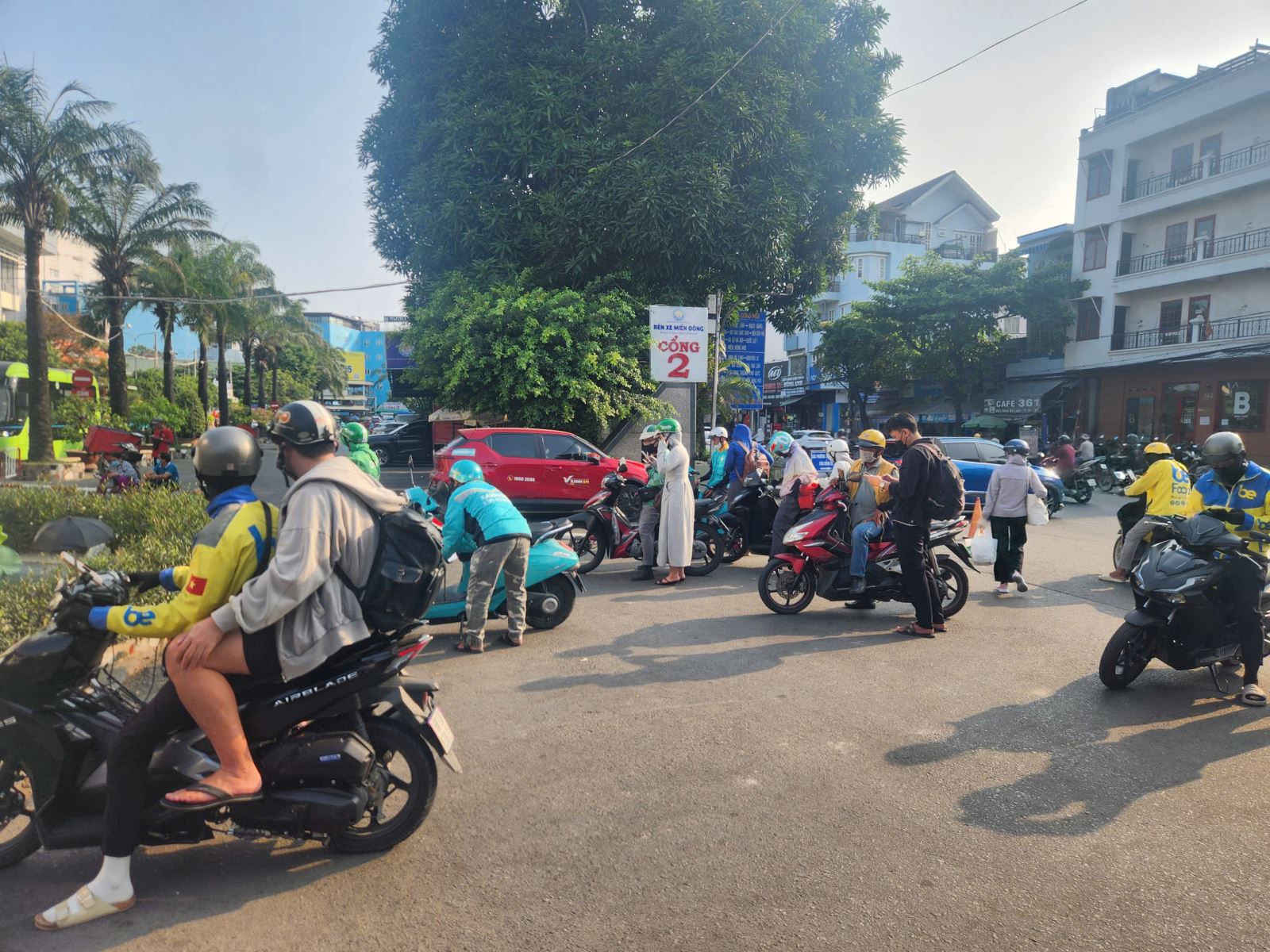 Giao thông cửa ngõ tăng nhiệt, sân bay Tân Sơn Nhất chạm ngưỡng cao điểm chiều 29/4- Ảnh 4.