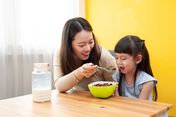 Cảnh báo đường ẩn trong bữa sáng và nguy cơ với trẻ nhỏ- Ảnh 1.