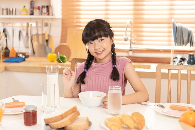 Cảnh báo đường ẩn trong bữa sáng và nguy cơ với trẻ nhỏ- Ảnh 2.