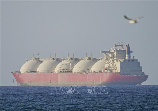 Giá dầu tăng vọt do lo ngại phong tỏa kéo dài tại eo biển Hormuz- Ảnh 1.