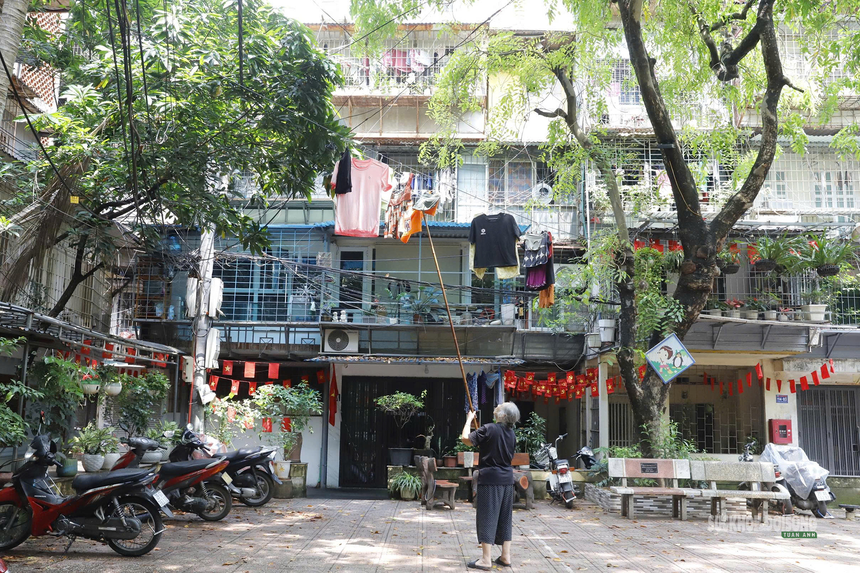 Tập thể cũ ở Hà Nội oằn mình cõng 'bom nước'- Ảnh 6.