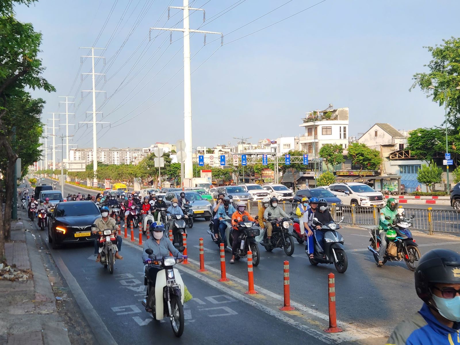 Giao thông cửa ngõ tăng nhiệt, sân bay Tân Sơn Nhất chạm ngưỡng cao điểm chiều 29/4- Ảnh 9.