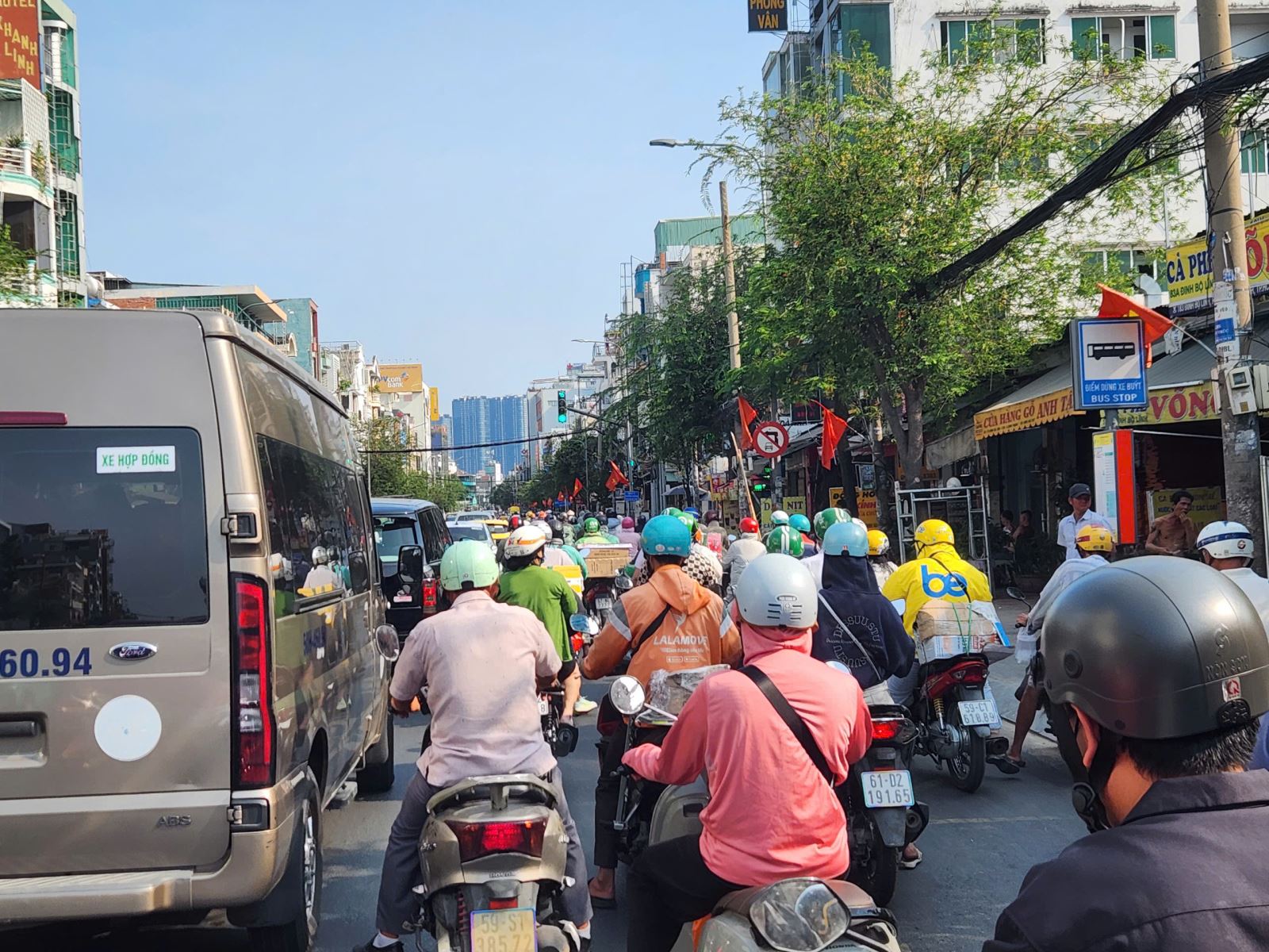 Giao thông cửa ngõ tăng nhiệt, sân bay Tân Sơn Nhất chạm ngưỡng cao điểm chiều 29/4- Ảnh 2.