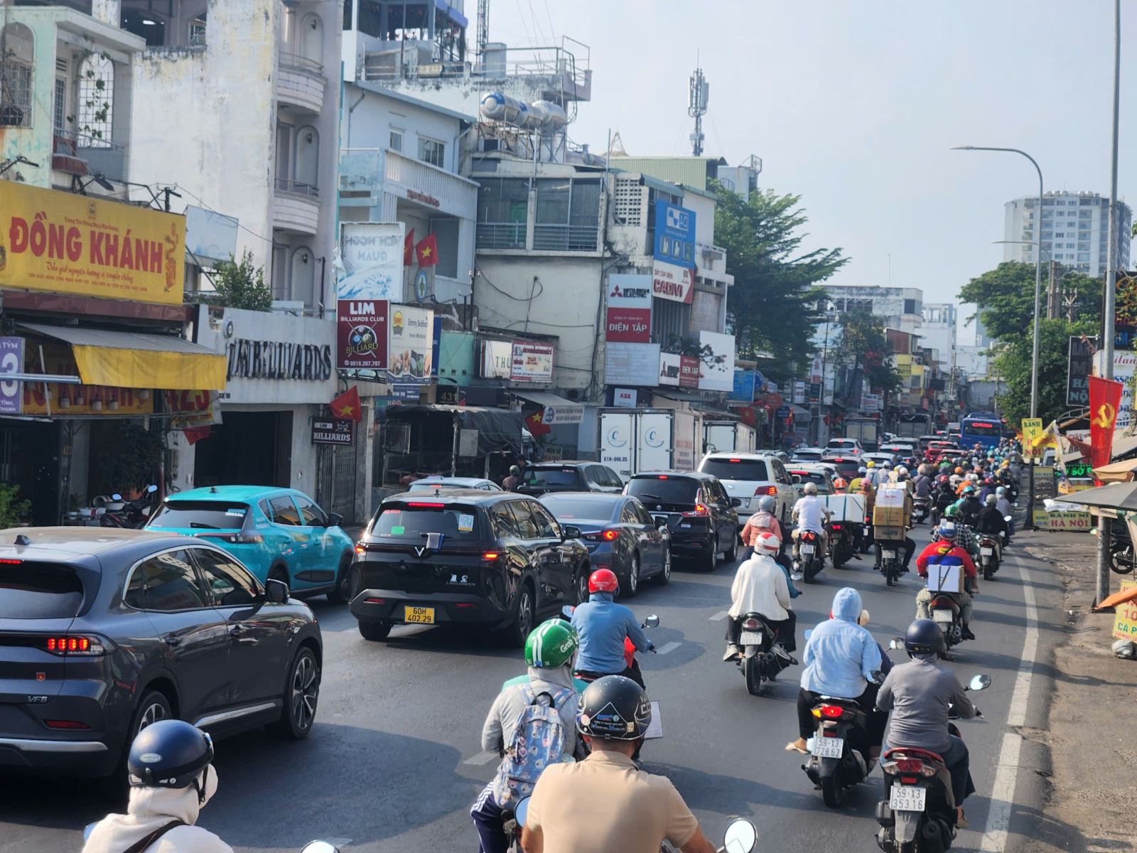 Giao thông cửa ngõ tăng nhiệt, sân bay Tân Sơn Nhất chạm ngưỡng cao điểm chiều 29/4- Ảnh 1.