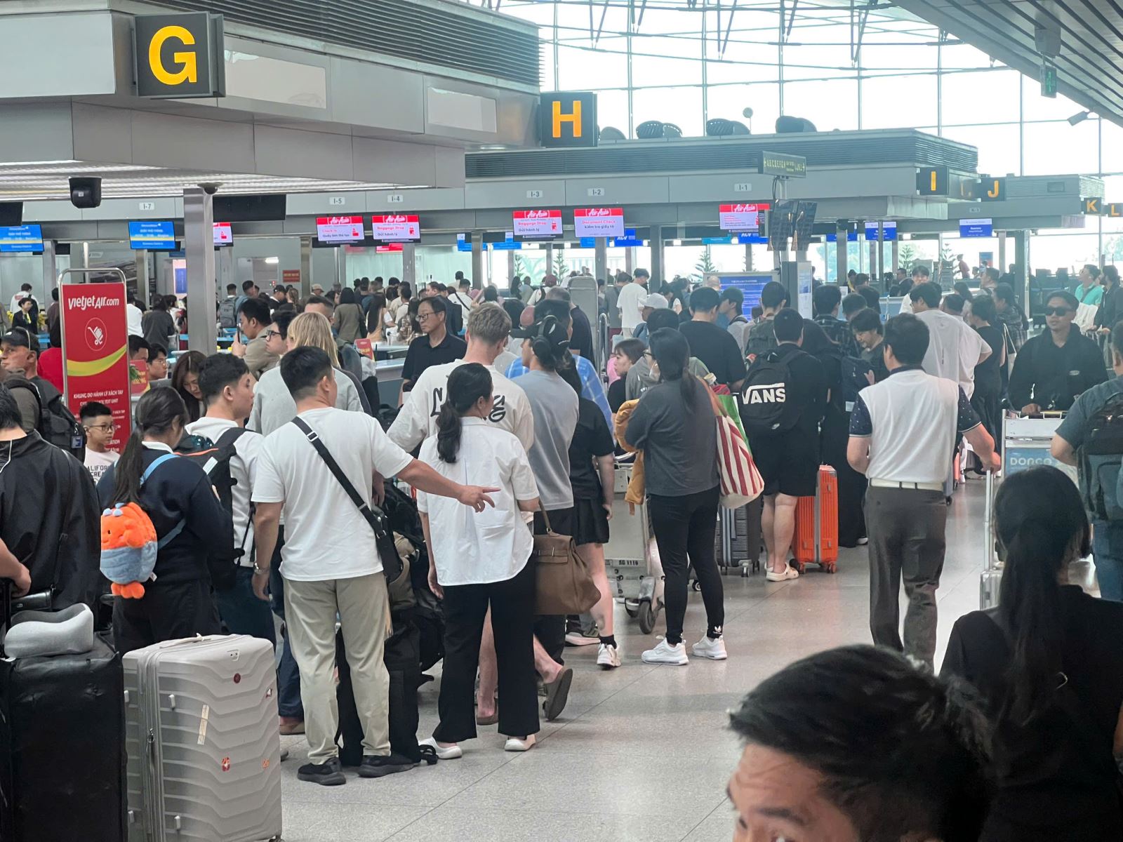 Giao thông cửa ngõ tăng nhiệt, sân bay Tân Sơn Nhất chạm ngưỡng cao điểm chiều 29/4- Ảnh 12.