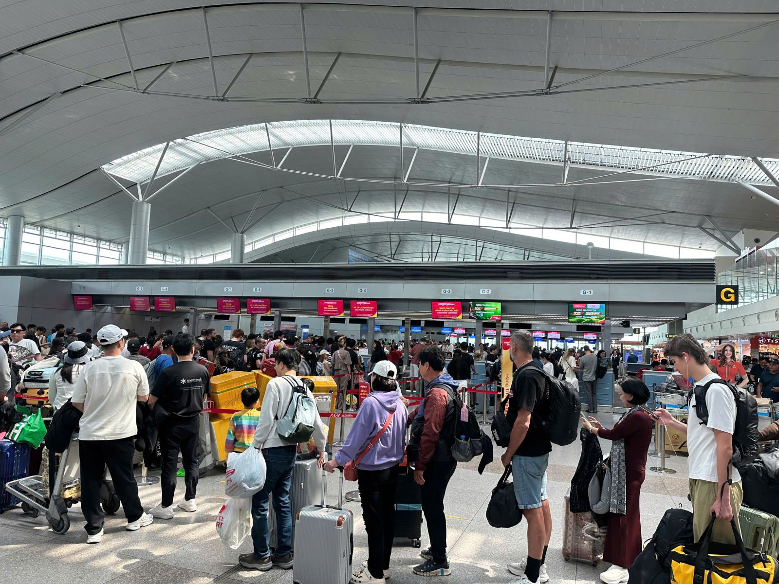 Giao thông cửa ngõ tăng nhiệt, sân bay Tân Sơn Nhất chạm ngưỡng cao điểm chiều 29/4- Ảnh 10.