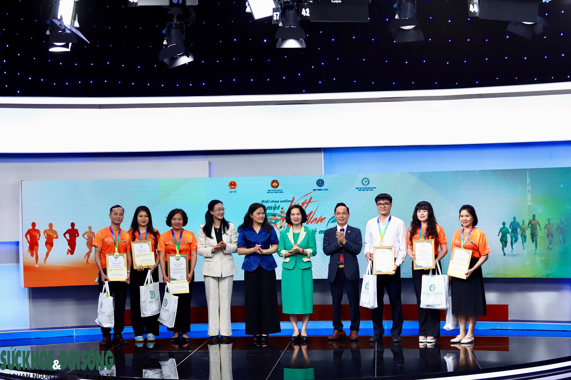 Khép lại giải chạy 'Vì một Việt Nam khỏe mạnh', ngành y tế giữ vai trò tiên phong- Ảnh 5.