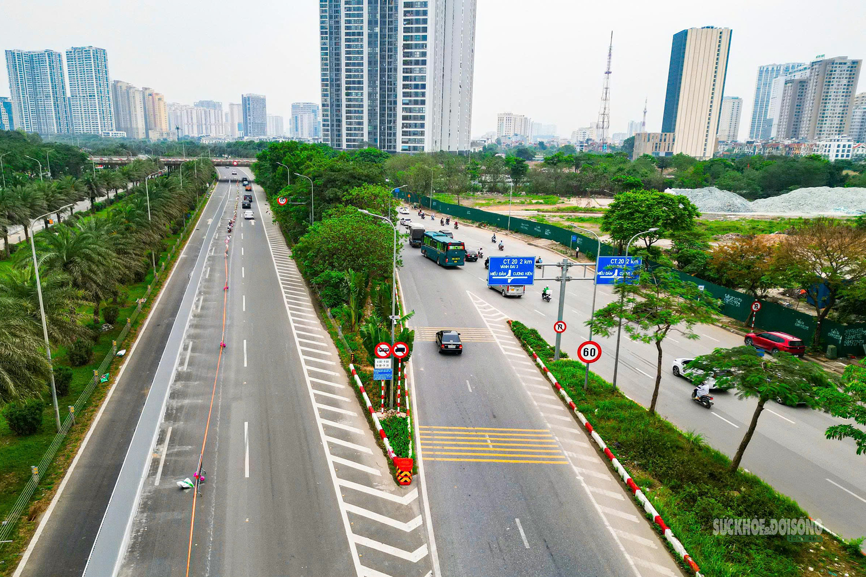 Công nhân gấp rút dựng rào chắn làm Metro số 5 trên Đại lộ Thăng Long- Ảnh 11.