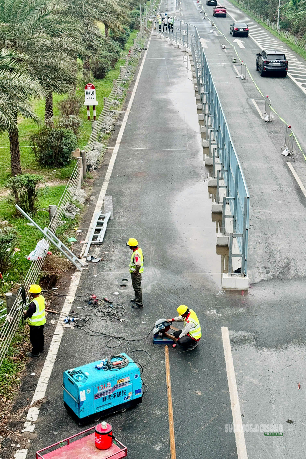 Công nhân gấp rút dựng rào chắn làm Metro số 5 trên Đại lộ Thăng Long- Ảnh 2.