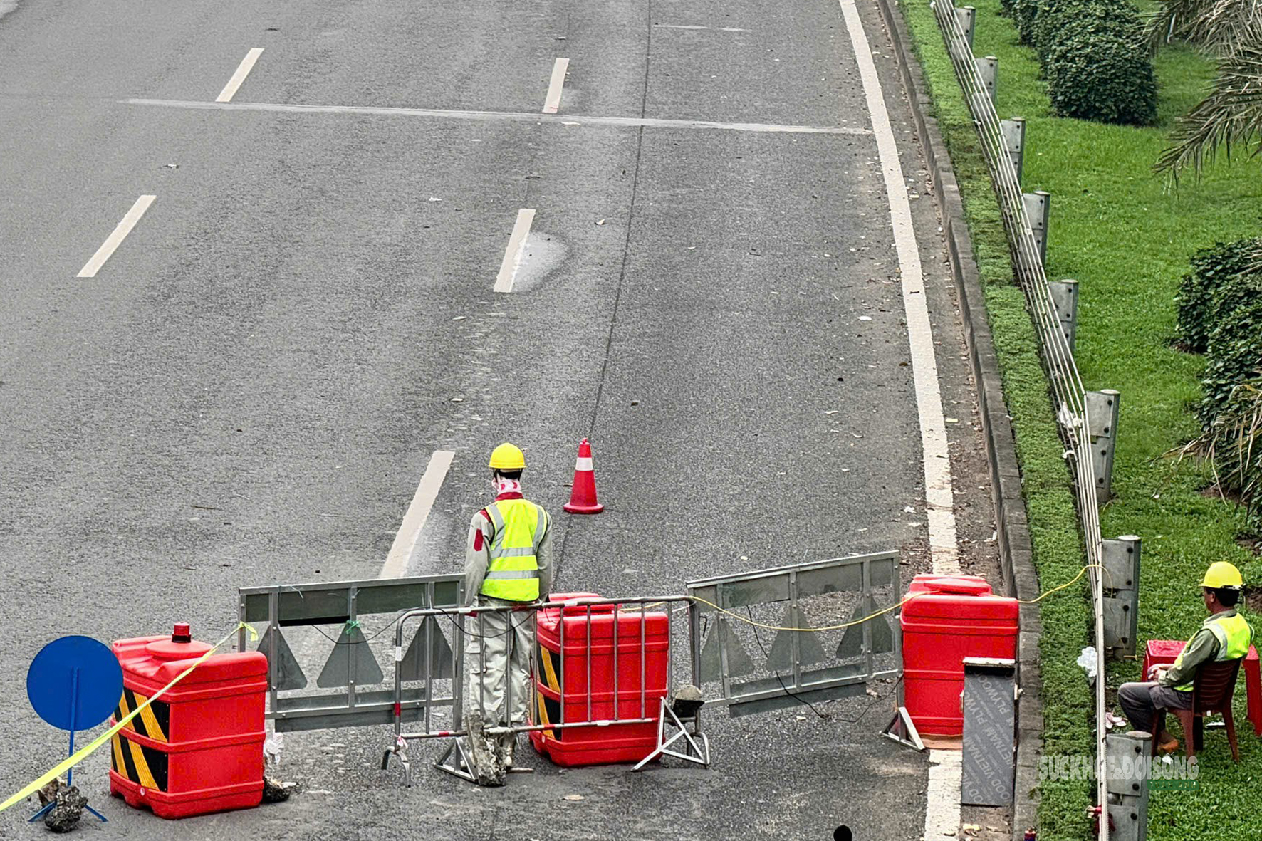 Công nhân gấp rút dựng rào chắn làm Metro số 5 trên Đại lộ Thăng Long- Ảnh 8.