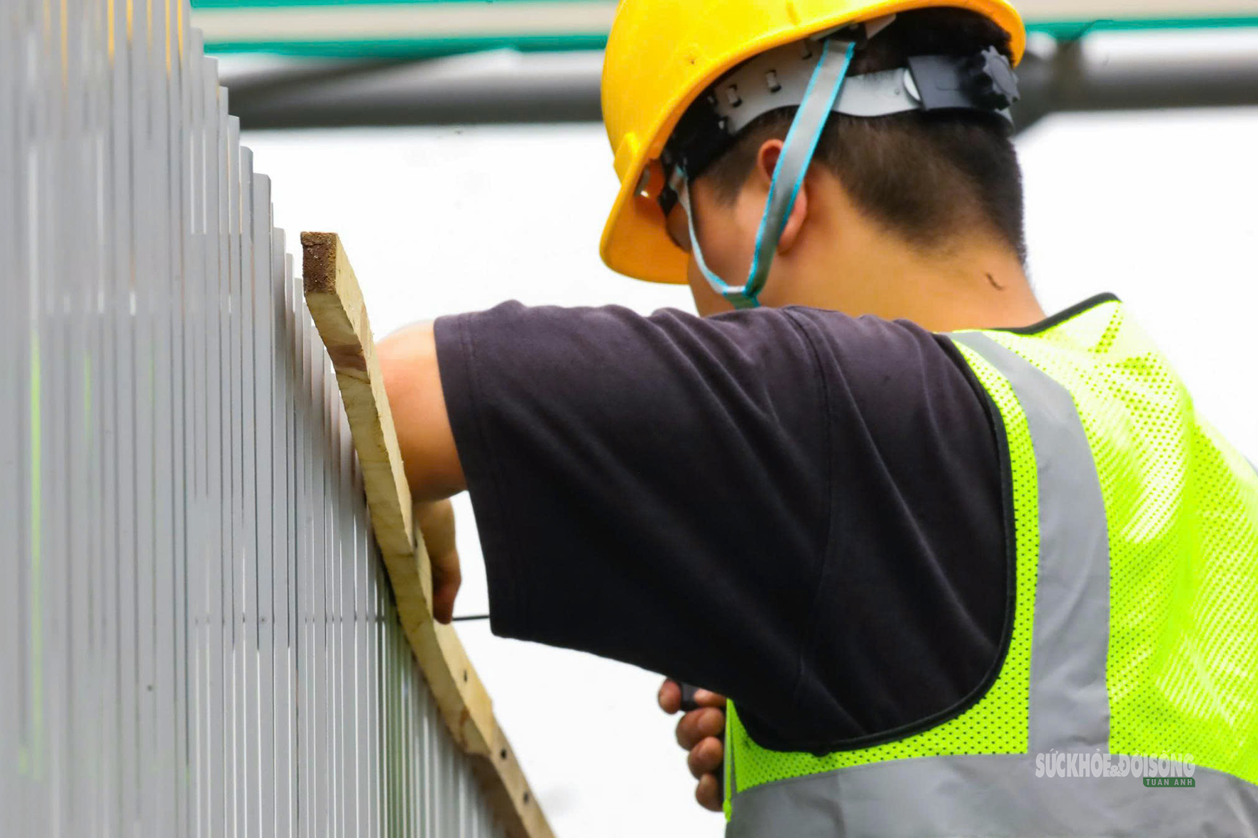 Công nhân gấp rút dựng rào chắn làm Metro số 5 trên Đại lộ Thăng Long- Ảnh 5.