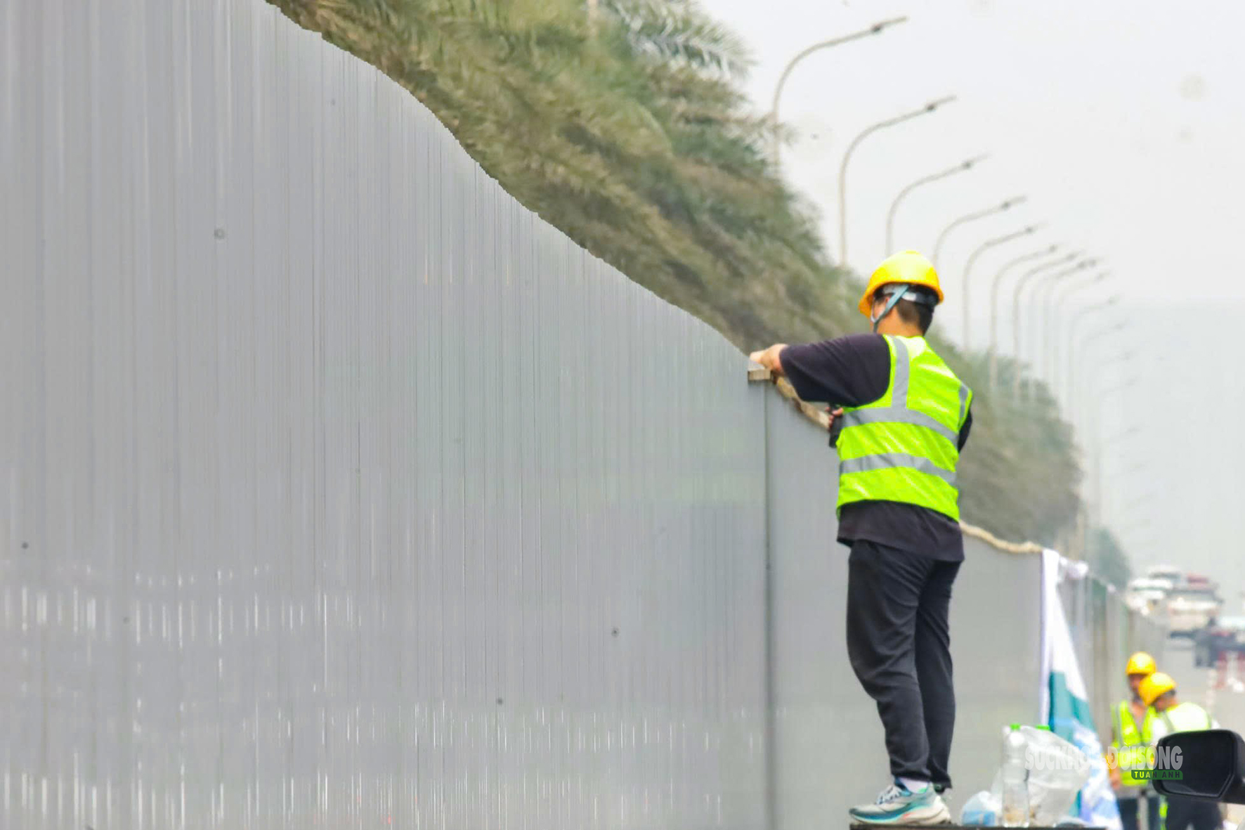 Công nhân gấp rút dựng rào chắn làm Metro số 5 trên Đại lộ Thăng Long- Ảnh 4.