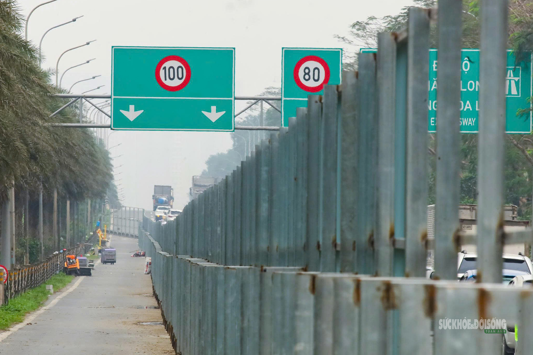 Công nhân gấp rút dựng rào chắn làm Metro số 5 trên Đại lộ Thăng Long- Ảnh 9.