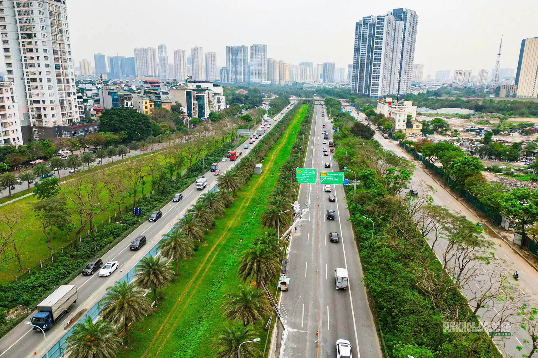 Công nhân gấp rút dựng rào chắn làm Metro số 5 trên Đại lộ Thăng Long- Ảnh 1.