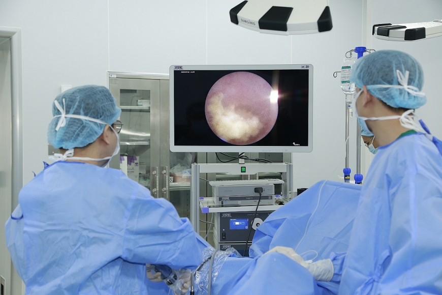 Công nghệ mới không 'dao kéo' rút ngắn thời gian điều trị sỏi thận xuống 24 giờ- Ảnh 1.