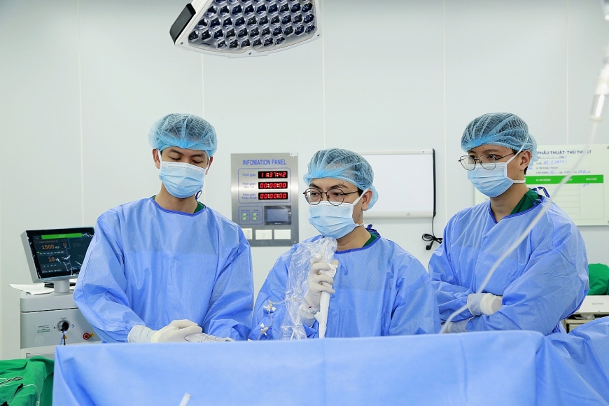 Công nghệ mới không 'dao kéo' rút ngắn thời gian điều trị sỏi thận xuống 24 giờ- Ảnh 2.