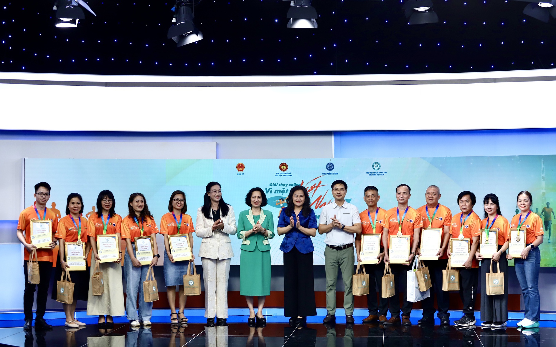 Giải chạy học sinh thu hút hàng nghìn em nhỏ tham gia vì sức khỏe cộng đồng- Ảnh 3. Khép lại giải chạy "Vì một Việt Nam khỏe mạnh", ngành y tế giữ vai trò tiên phong