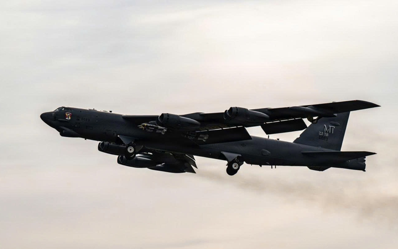 Máy bay ném bom hạt nhân B-52 Mỹ rơi tại California ngay sau khi cất cánh- Ảnh 2. Máy bay ném bom hạt nhân B-52 Mỹ rơi tại California ngay sau khi cất cánh- Ảnh 2.