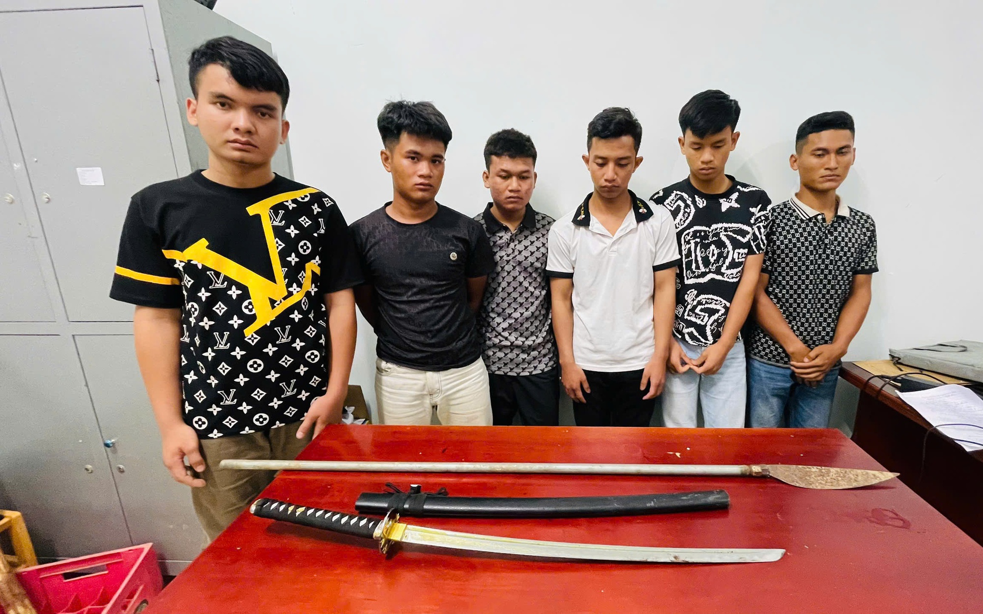 Tạm giữ hình sự nhóm thanh niên đi chém người trong đêm ở Đắk Lắk