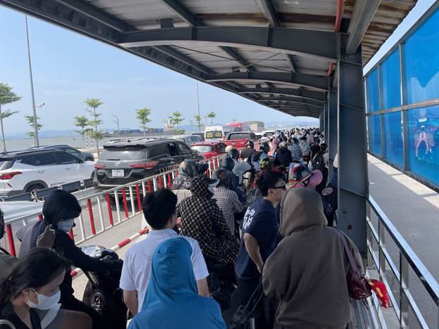 Du khách xếp hàng từ 4 giờ sáng để ra đảo Cát Bà- Ảnh 2.