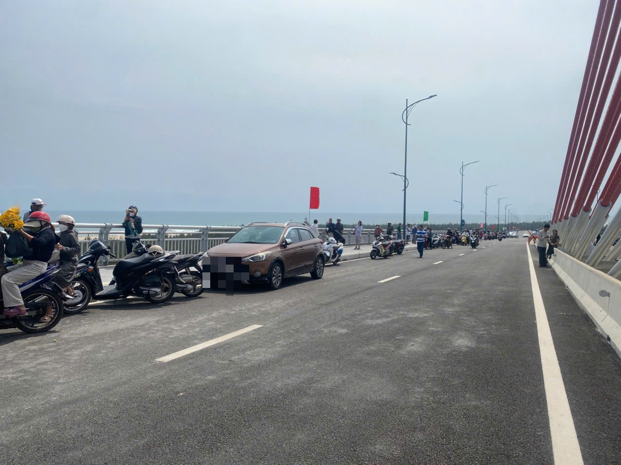 Thông xe cầu vượt cửa biển ở Huế, người dân đổ về chụp ảnh, ngắm cảnh- Ảnh 2.