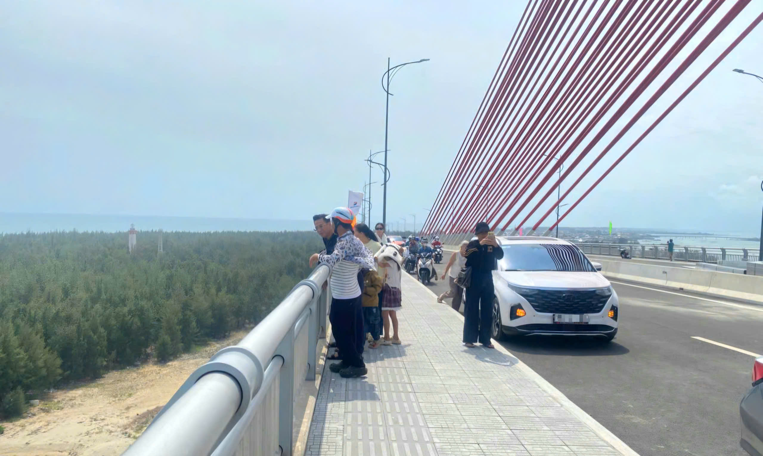 Thông xe cầu vượt cửa biển ở Huế, người dân đổ về chụp ảnh, ngắm cảnh- Ảnh 3.