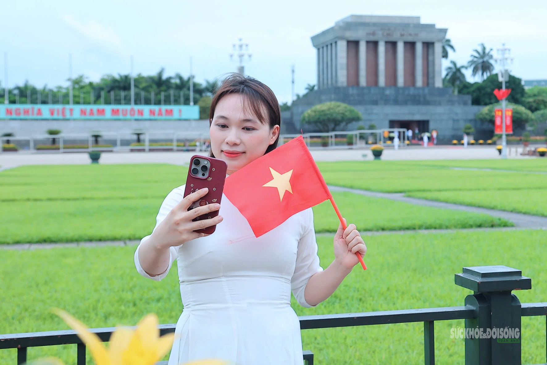 Giới trẻ rộn ràng check-in bên Lăng Bác dịp 30/4- Ảnh 4.