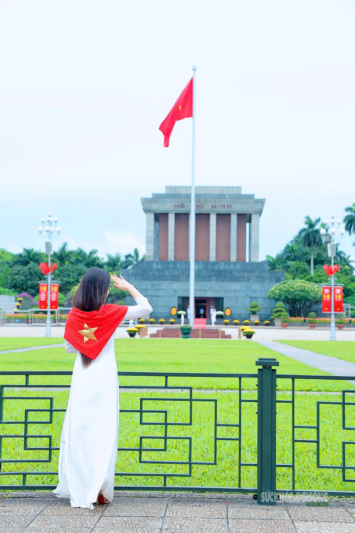 Giới trẻ rộn ràng check-in bên Lăng Bác dịp 30/4- Ảnh 5.