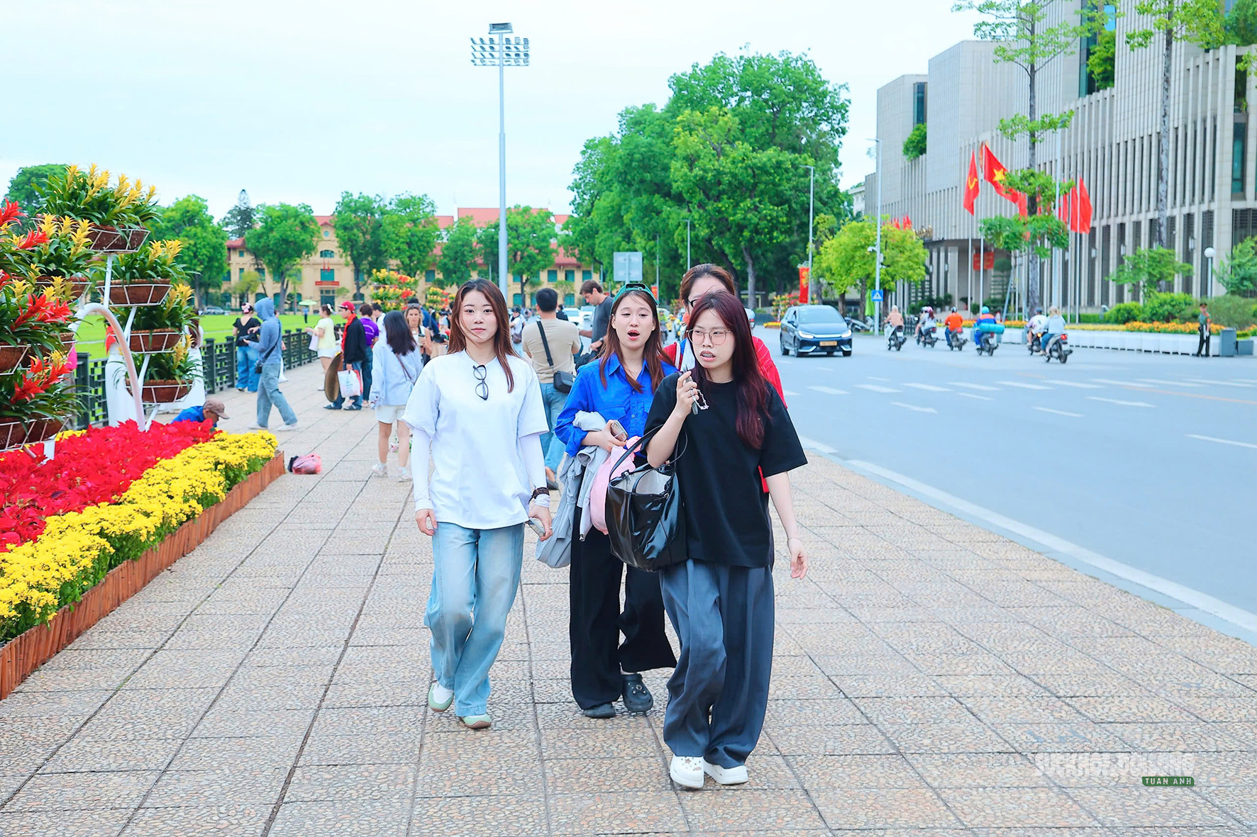 Giới trẻ rộn ràng check-in bên Lăng Bác dịp 30/4- Ảnh 10.