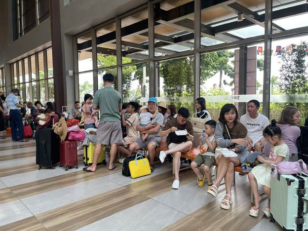 Du khách xếp hàng từ 4 giờ sáng để ra đảo Cát Bà- Ảnh 3.