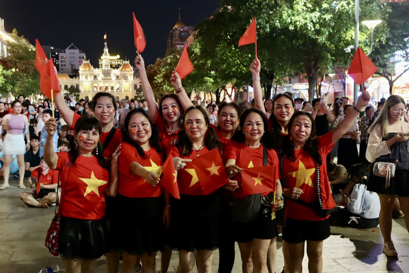 TP Hồ Chí Minh rực rỡ pháo hoa, người dân nô nức vui đón đại lễ- Ảnh 9.