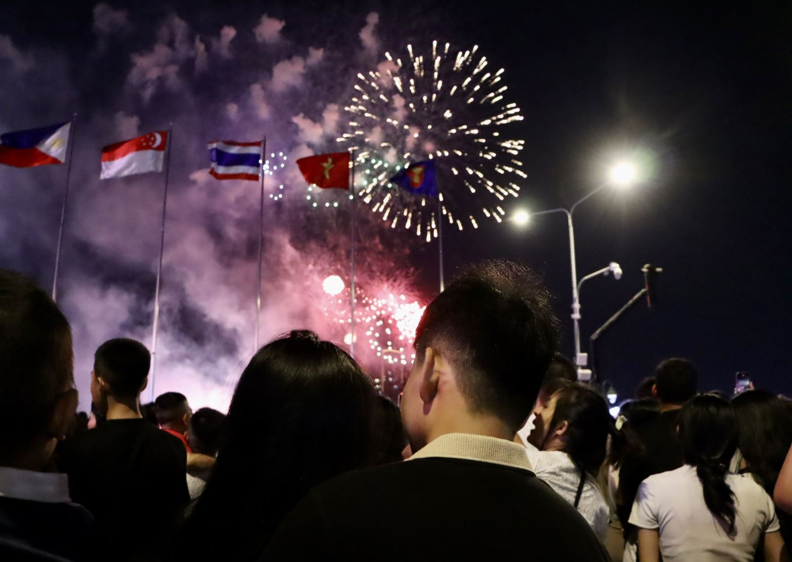 TP Hồ Chí Minh rực rỡ pháo hoa, người dân nô nức vui đón đại lễ- Ảnh 4.