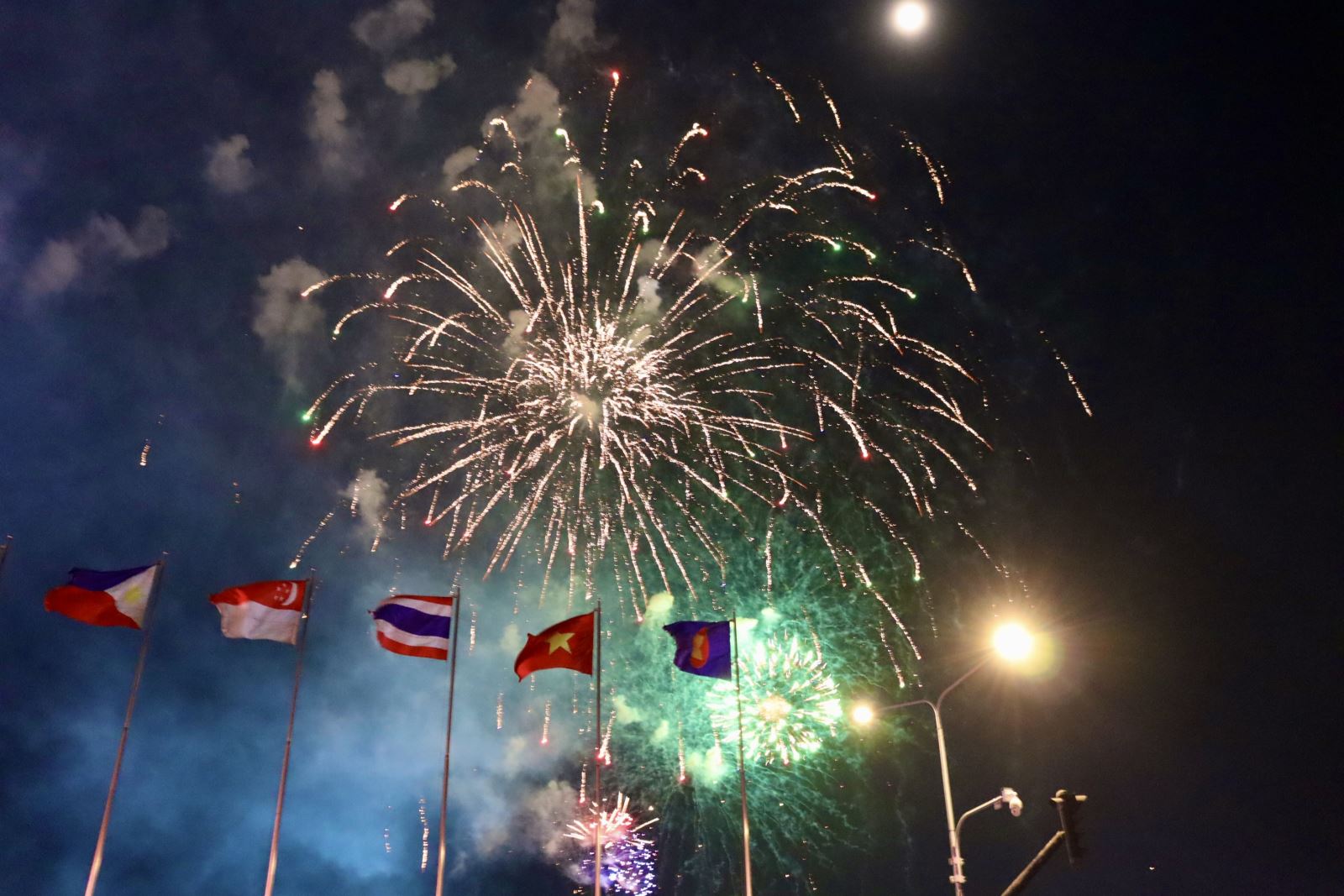 TP Hồ Chí Minh rực rỡ pháo hoa, người dân nô nức vui đón đại lễ- Ảnh 3.