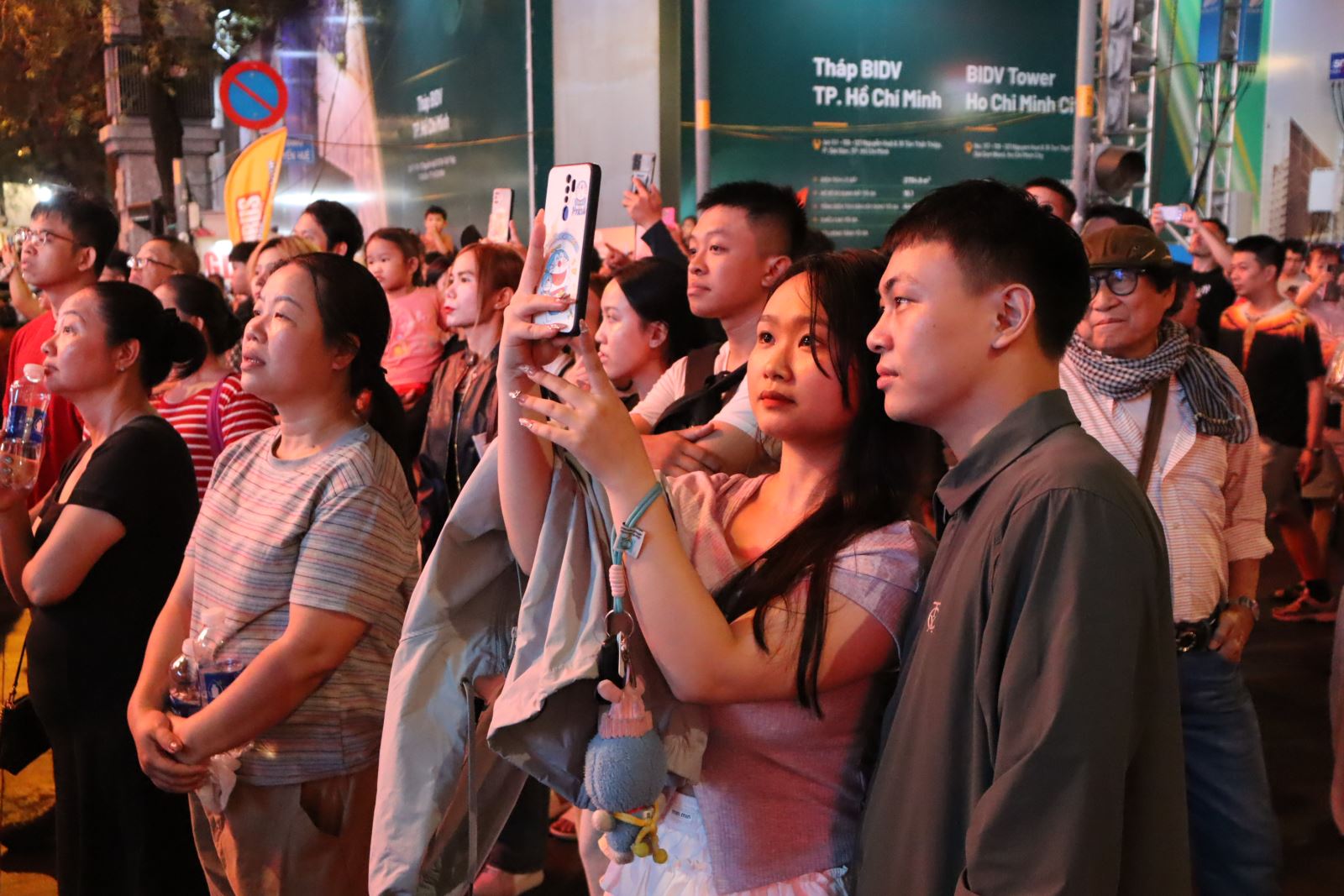 TP Hồ Chí Minh rực rỡ pháo hoa, người dân nô nức vui đón đại lễ- Ảnh 7.