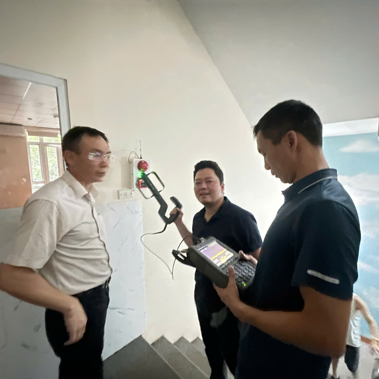 Tìm ra 'thủ phạm' khiến hàng loạt khóa ô tô và xe máy thông minh trên phố Yên Hòa bị vô hiệu- Ảnh 1. Tìm ra 'thủ phạm' khiến hàng loạt khóa ô tô và xe máy thông minh trên phố Yên Hòa bị vô hiệu- Ảnh 1.