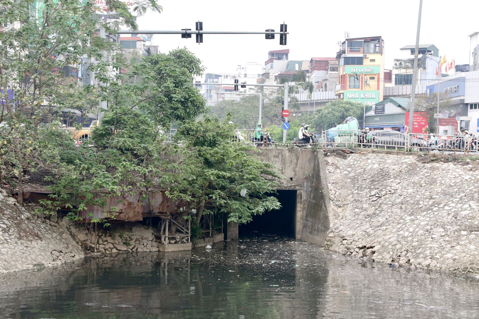 Tình trạng rác thải tái diễn trên sông Tô Lịch sau gần một năm cải tạo- Ảnh 2.