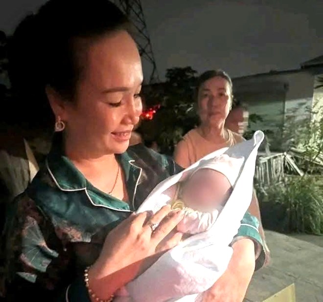 Xót xa bé trai sơ sinh bị bỏ rơi trước cửa nhà dân lúc rạng sáng và 'lời nhắn' nhờ nuôi giúp- Ảnh 1.