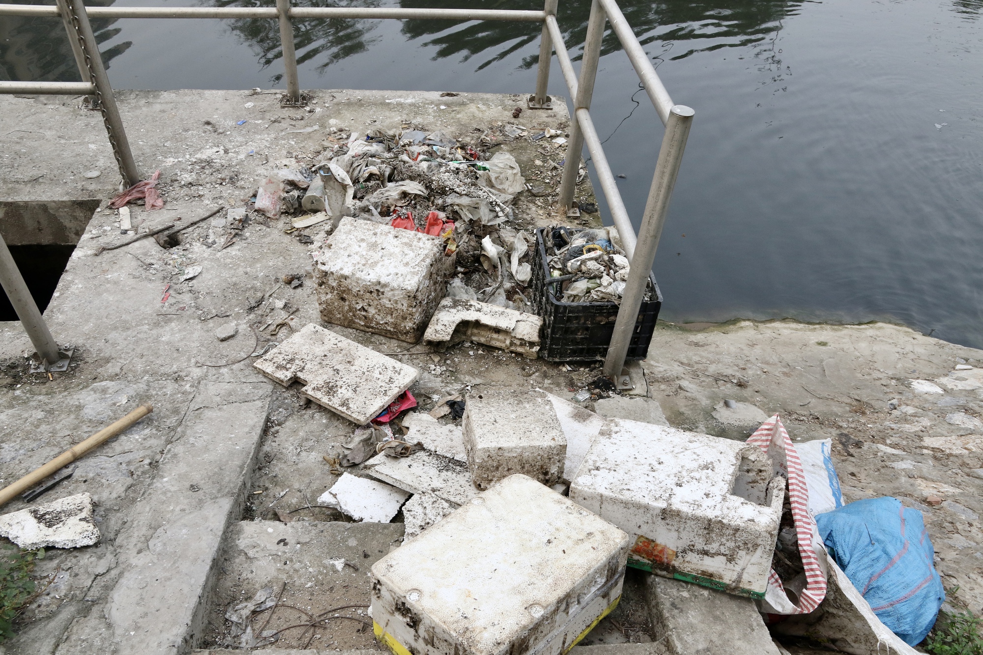 Tình trạng rác thải tái diễn trên sông Tô Lịch sau gần một năm cải tạo- Ảnh 4.