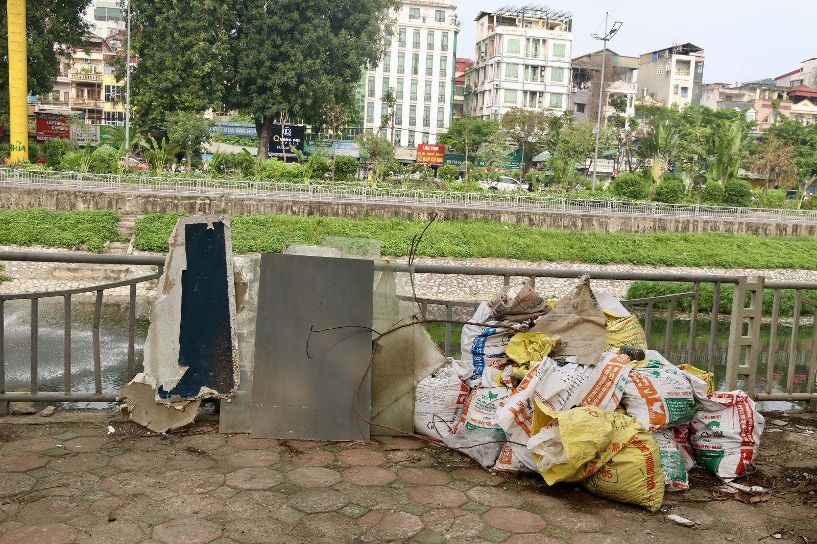 Tình trạng rác thải tái diễn trên sông Tô Lịch sau gần một năm cải tạo- Ảnh 6.