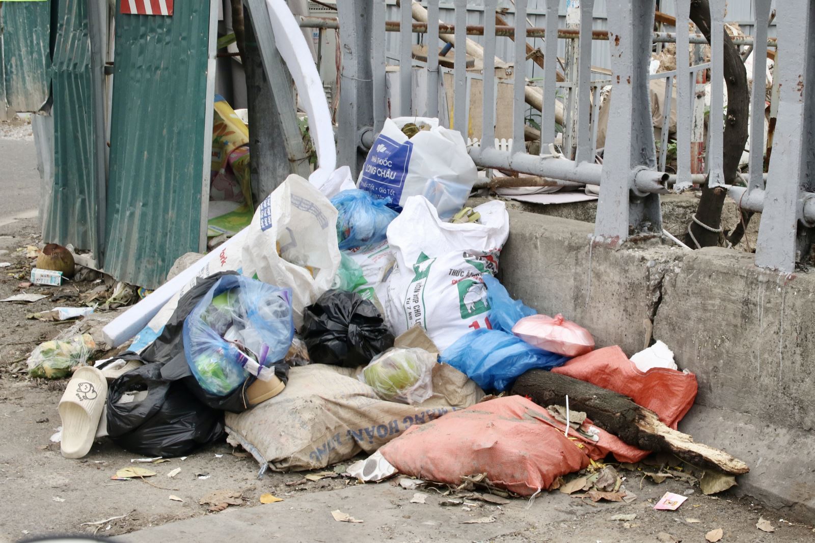 Tình trạng rác thải tái diễn trên sông Tô Lịch sau gần một năm cải tạo- Ảnh 7.