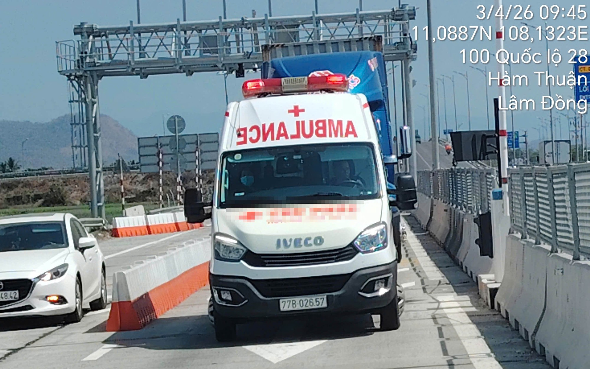 Phạt 39 triệu đồng đối với tài xế và chủ xe cứu thương chạy "lụi" trên cao tốc